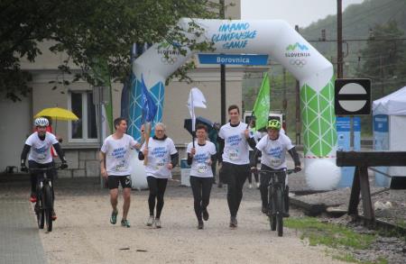 KLJUB KISLEMU VREMENU JE SLOVENSKA OLIMPIJSKA BAKLA V BOROVNICO PRINESLA OLIMPIJSKI ŽAR 14